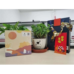 Moon cakes, egg yolk crisps, and red envelopes to give away! Mingcheng's Mid-Aut